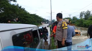 Laporan Melalui Call Center 110 Direspons Cepat, Polsek Patumbak Tangani Banjir di Medan Amplas